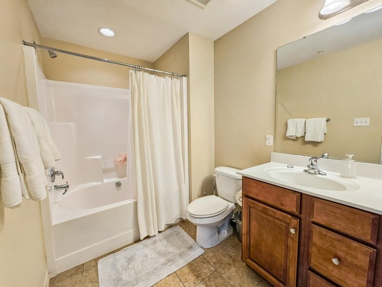 Building Photo - 813 Fairgate Dr