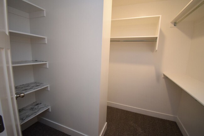 Building Photo - Gorgeous 3 Bedroom Townhome in Sandy!