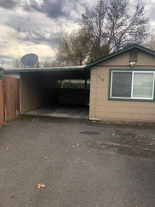 Building Photo - 547-R547 Mary St