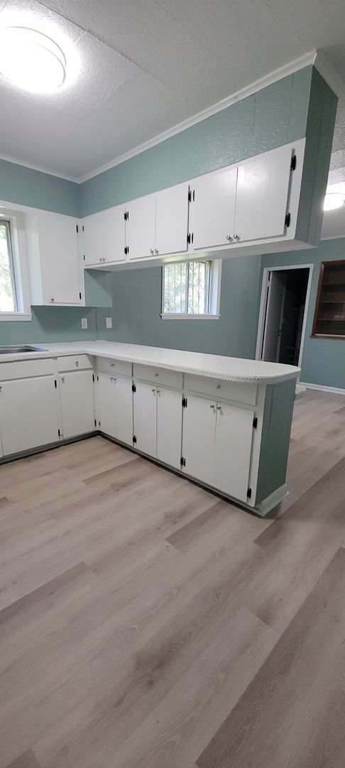 Building Photo - Beautiful 4 bedroom/1 bath home fully reha...