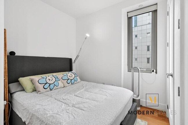 Building Photo - 44-15 Purves St