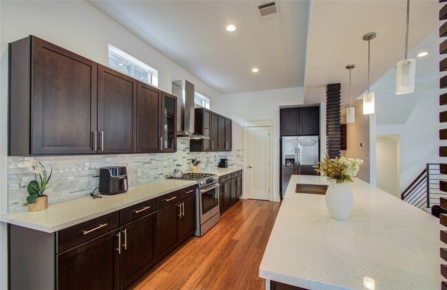 Building Photo - 4311 Marina St