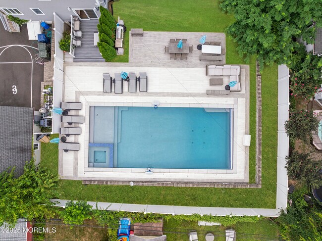 Building Photo - 250 Alpern Ave