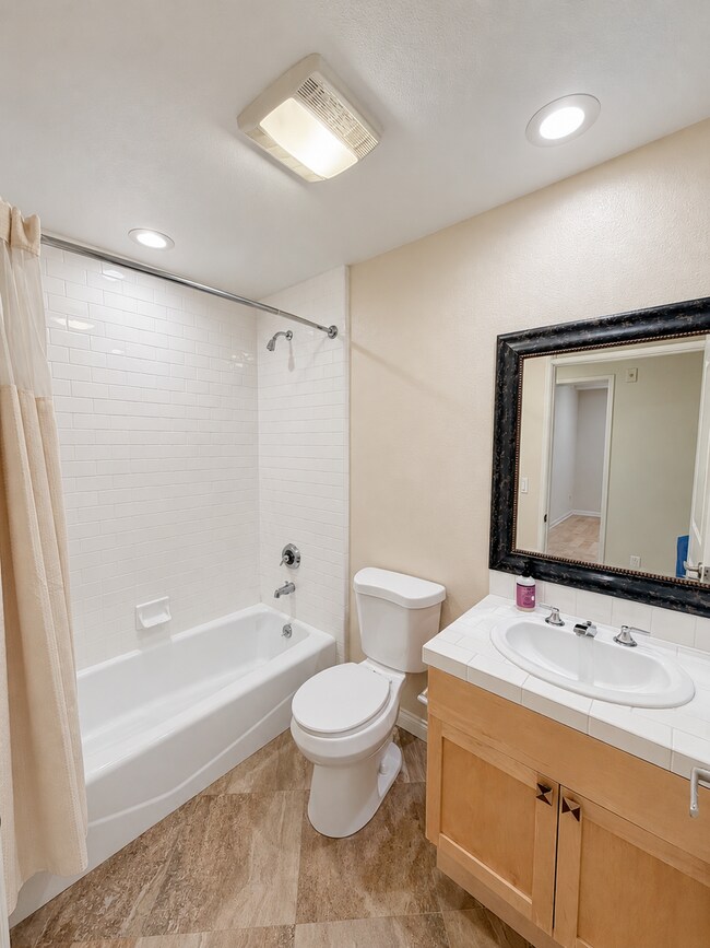 Building Photo - 5625 Crescent Prk W
