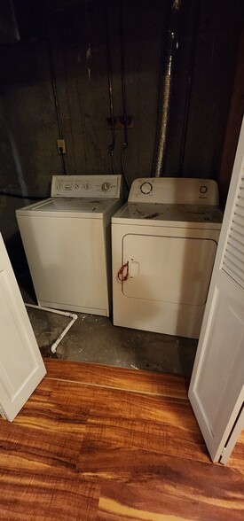 Building Photo - 188 Paris Cir