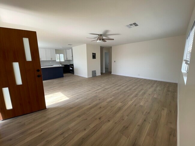 Building Photo - 1385 N Marengo Ave