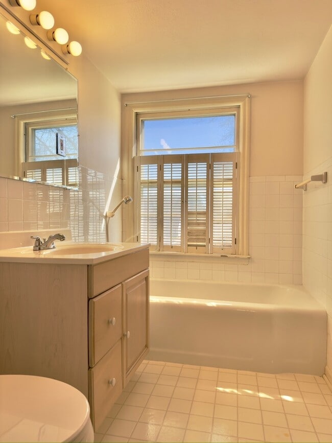 Building Photo - 3105 Burrmont Rd