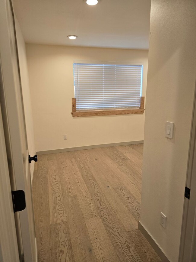 Building Photo - 1bed 1bath Home in Tacoma with lots of parking and W/D