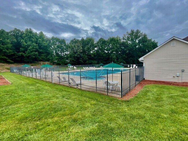 Building Photo - Must see this Adorable 3 bedroom 2 bath 2 garage home . Located in the Reedy Creek Plantation