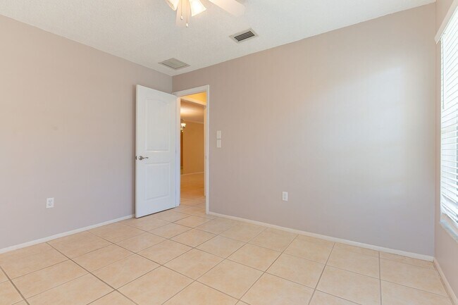 Building Photo - Conveniently located Unfurnished 2-bed, 2-...
