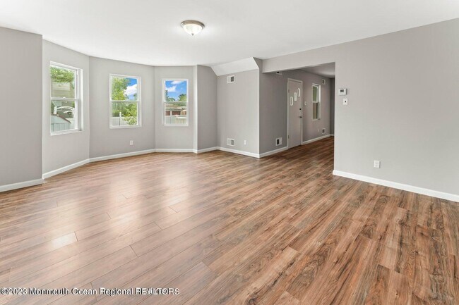 Building Photo - 292 Middle Rd