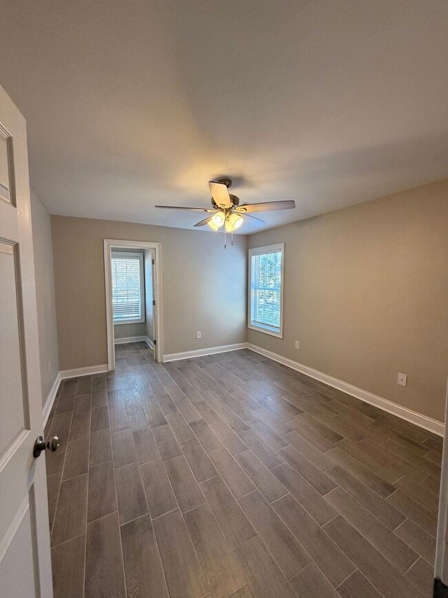 Building Photo - Newly Renovated!