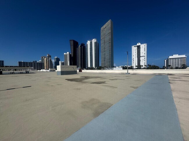 Building Photo - 17011 N Bay Rd