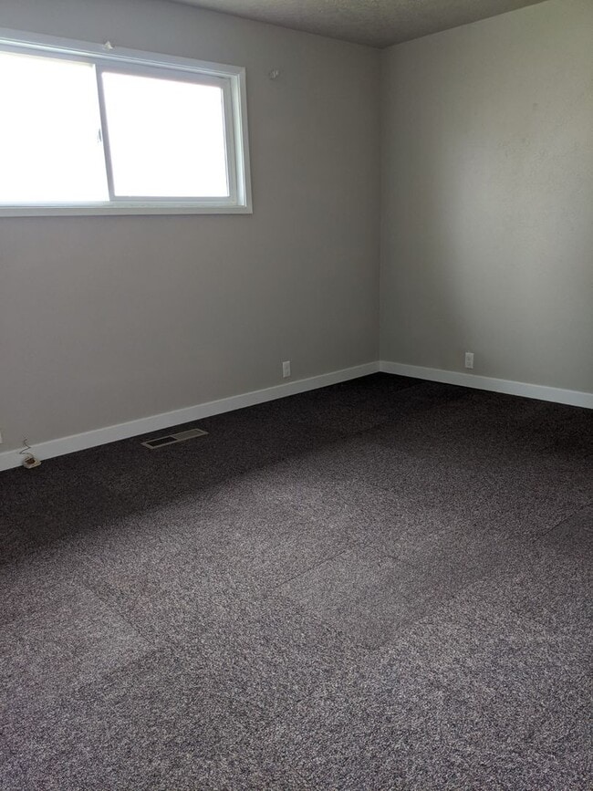 Building Photo - Beautifully updated 3 bedroom Orchards house