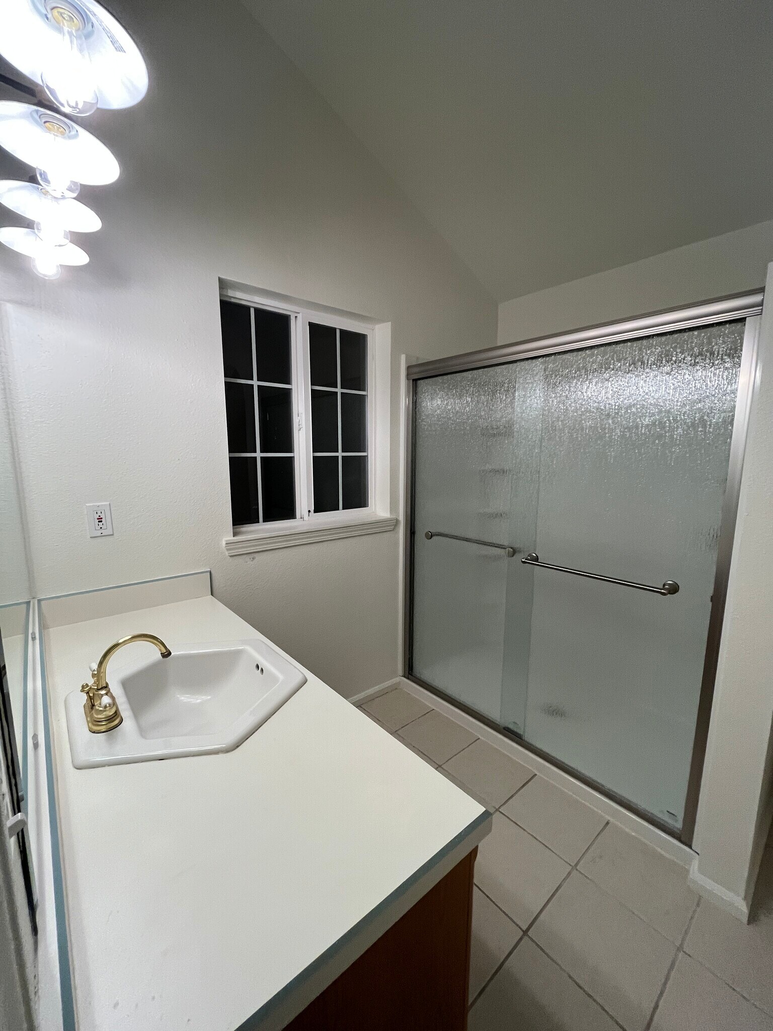 Master bedroom bathroom. - 2143 SE Douglas Ave