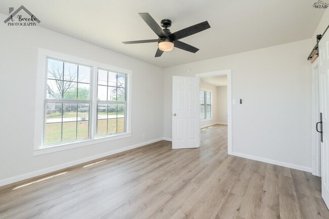 Building Photo - 415 N Oak St