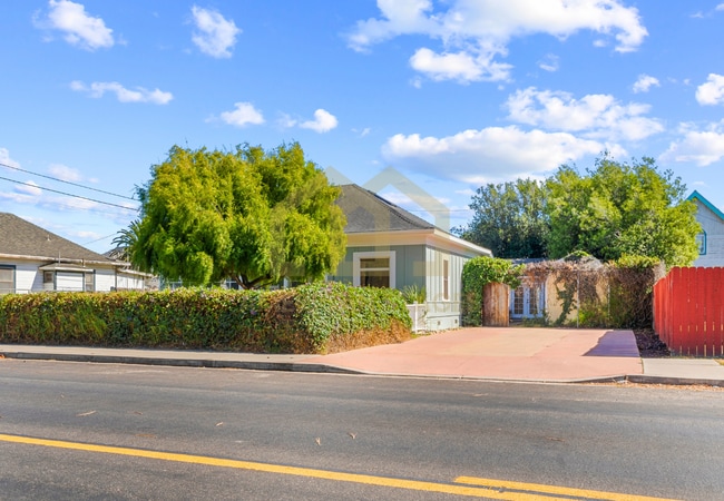 Primary Photo - 414 W Walnut Ave