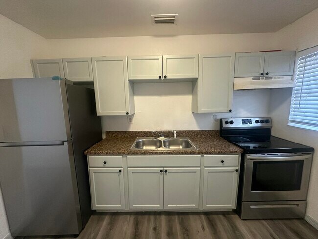 Building Photo - 555 W 6th St