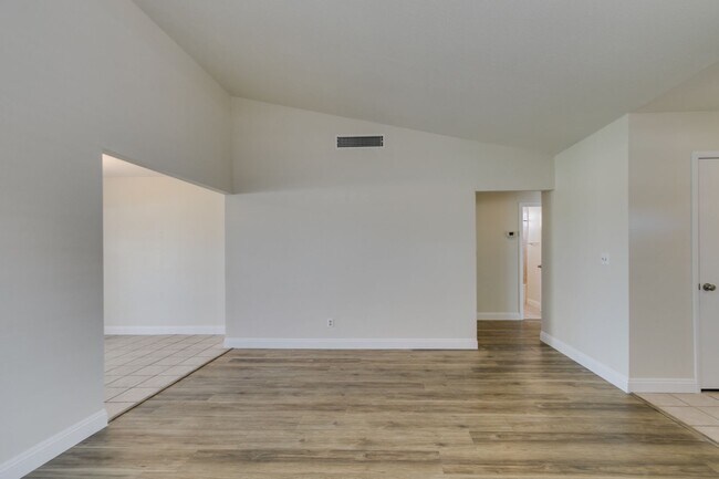 Building Photo - AVAILABLE 1/1/26- Beautiful 3-Bedroom, 2-Bathroom Home in Green Valley