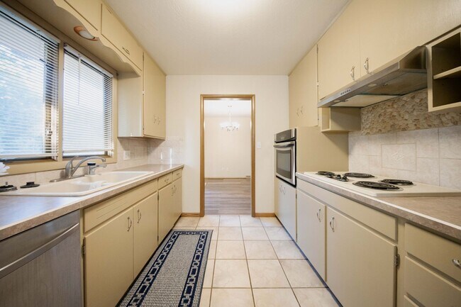 Building Photo - Mid-Century 3 Bedroom in Pine Valley Estates