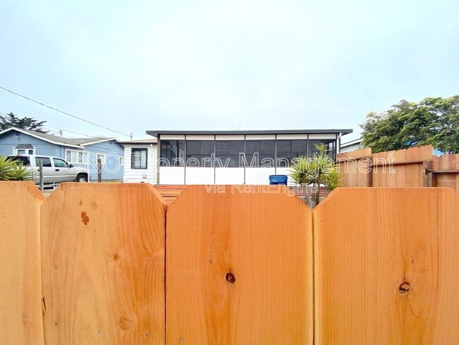 Building Photo - 429 Reindollar Ave