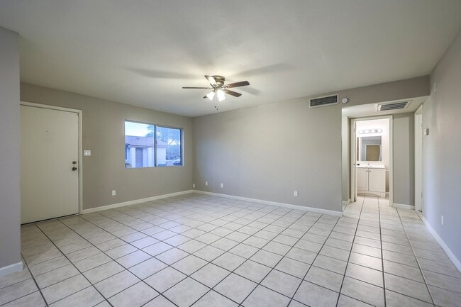 Building Photo - 2611 E Maryland Dr