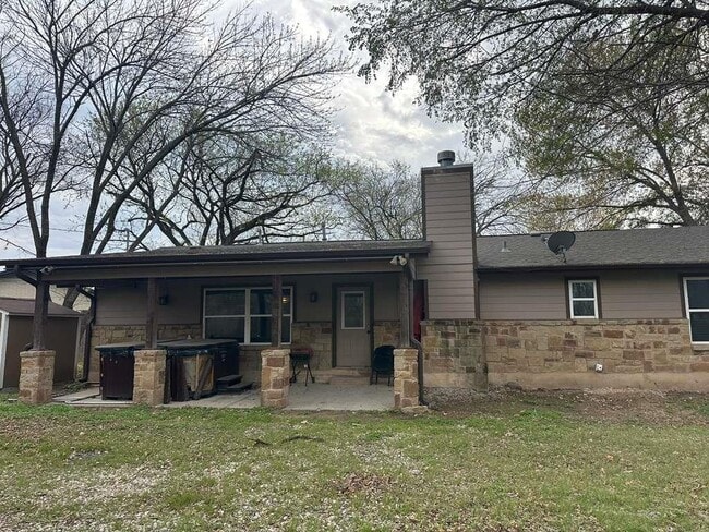 Building Photo - 108 Belaire Cir