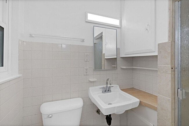 Building Photo - Single level home in San Carlos