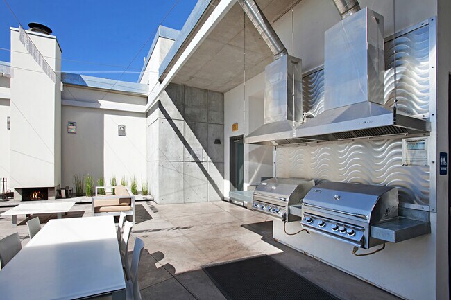 Building Photo - Spacious 2 Bedroom 2 Bathroom at M2i in Do...