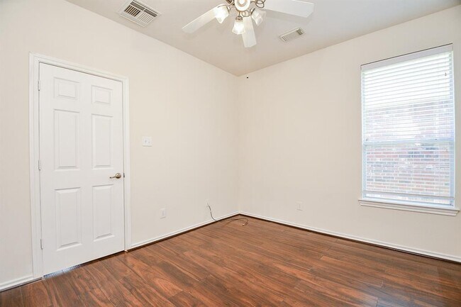 Building Photo - 6738 Chester Oak Dr