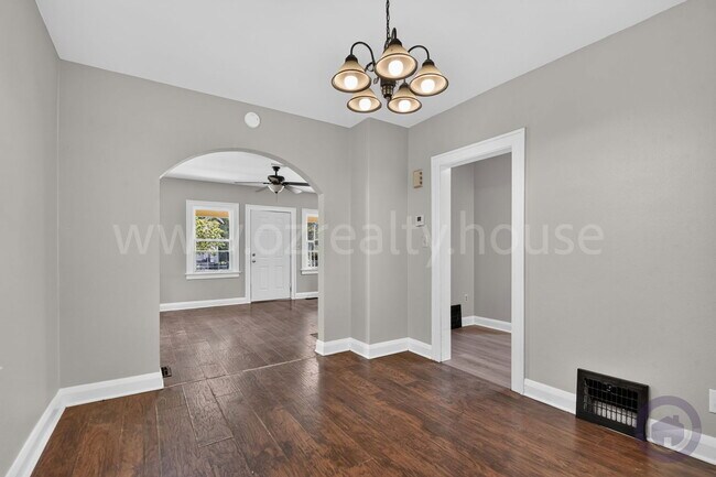 Building Photo - 2034 Berkshire Pl