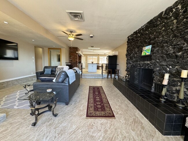 Building Photo - 3 Bedroom Furnished Home with UTILITIES INCLUDED with Courtyard Near the Colorado River 3-12 mont...