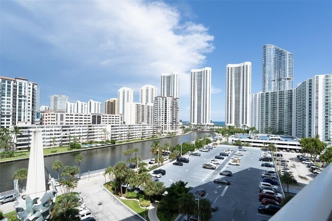 Primary Photo - 300 Bayview Dr