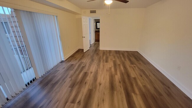Building Photo - 606 6th Ln