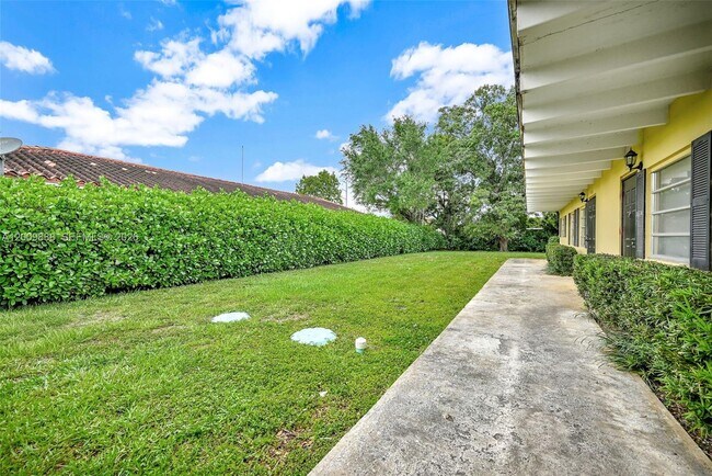Building Photo - 2225 SW 62nd Ct