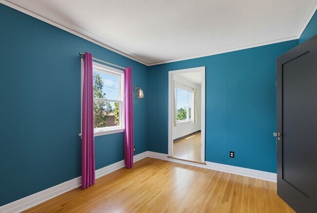 Building Photo - Historic Charm Meets Modern Living – Stunning 5 Bedroom Home on Iconic Myrtle Avenue