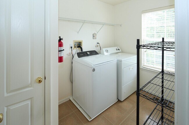 Building Photo - 3604 N Carriage Ct