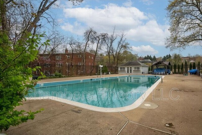 Building Photo - 1210 N Taft St