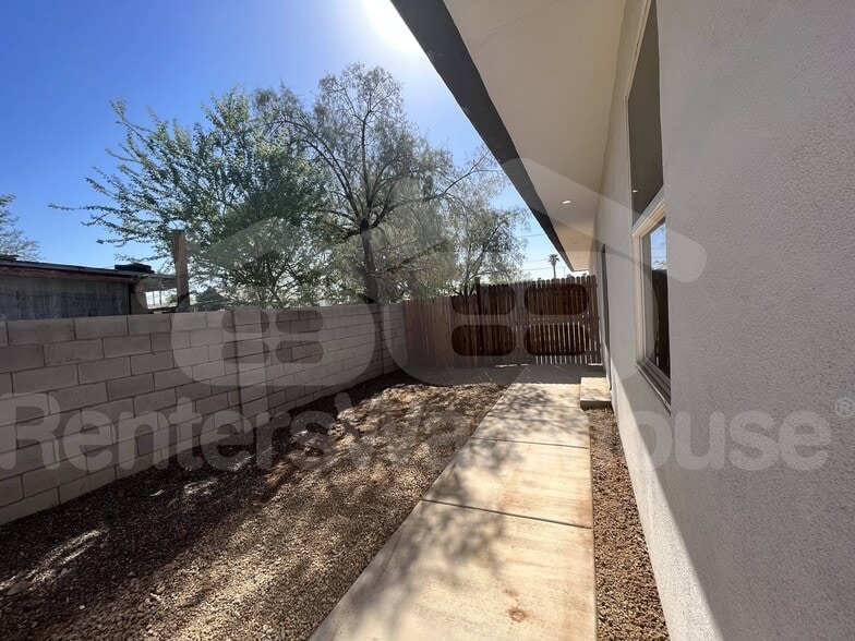 Building Photo - 1437 E Roosevelt St