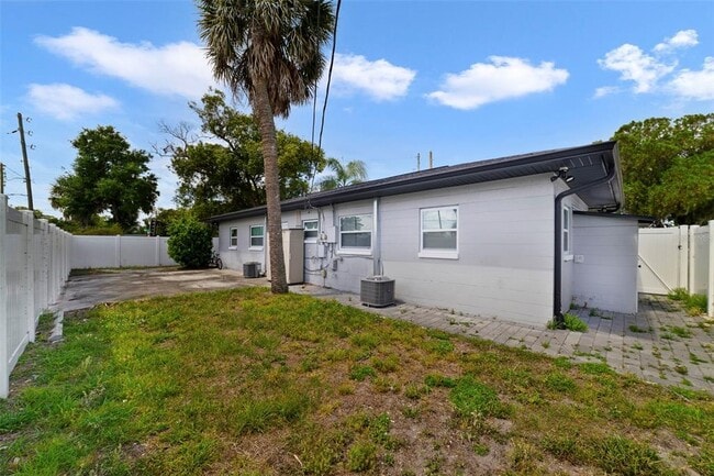 Building Photo - 4521 Edgewater Dr