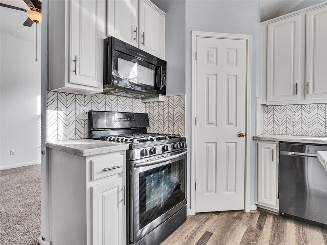 Building Photo - 3327 La Seine Ln