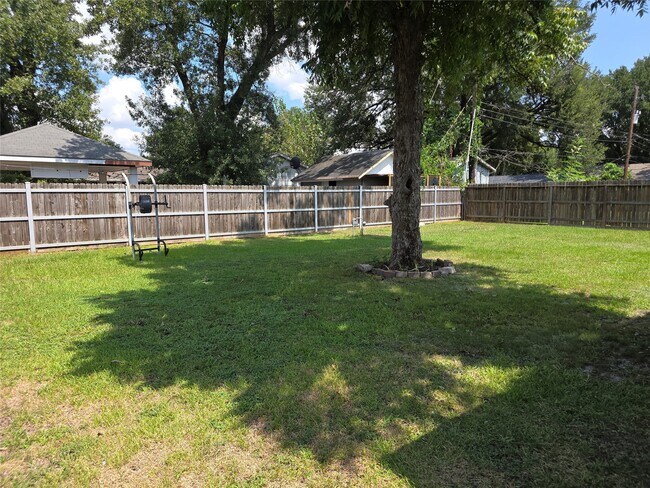 Building Photo - 1203 Mooney Rd