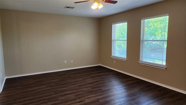 Building Photo - 410 Mossy Rock Dr