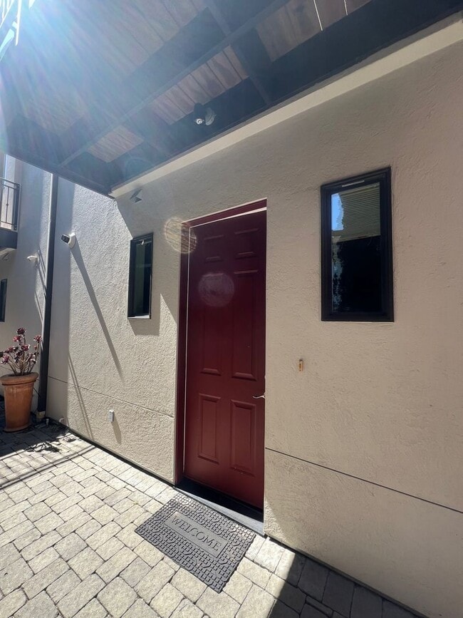 Building Photo - 2 Bedroom 2 bath Downtown Unit with $500 O...