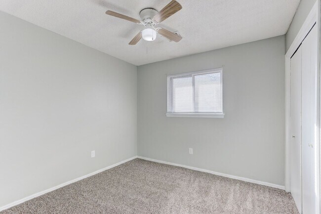 Building Photo - 4 bed house in Yukon!