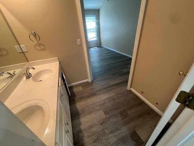 Building Photo - Room in Single Family Home on Daingerfield Dr