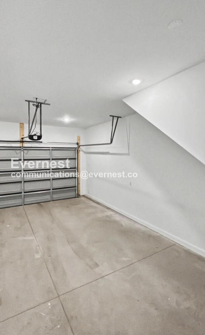 Building Photo - 747 Bespoke