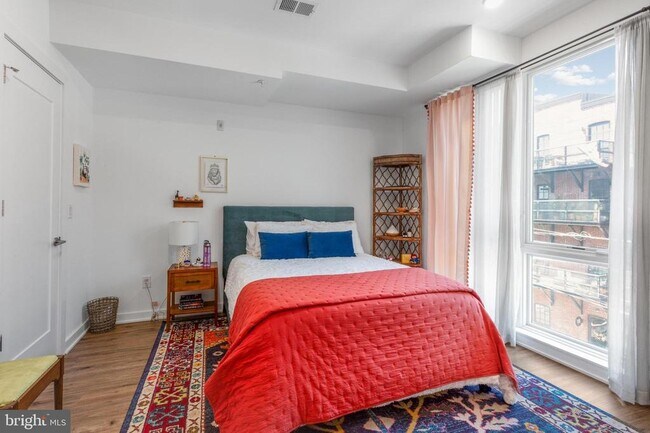 Building Photo - 304 Master St