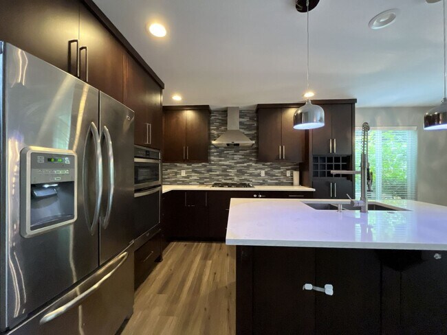 Building Photo - Beautiful 5BD/3BA Home with Soaking Tub, Island Kitchen & Attached 2-Car Garage