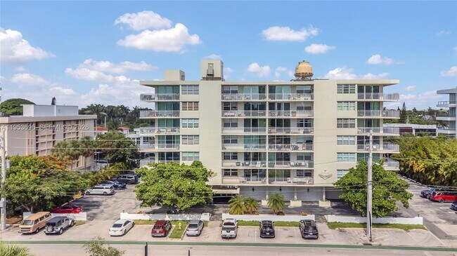 Building Photo - 9500 W Bay Harbor Dr